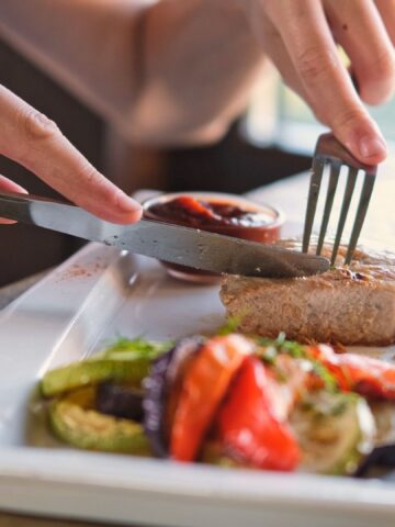 17 Table Manners People Hardly Follow Anymore