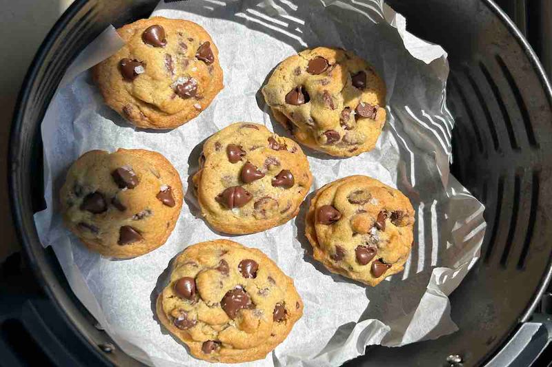 Air Fryer Chocolate Chip Cookies