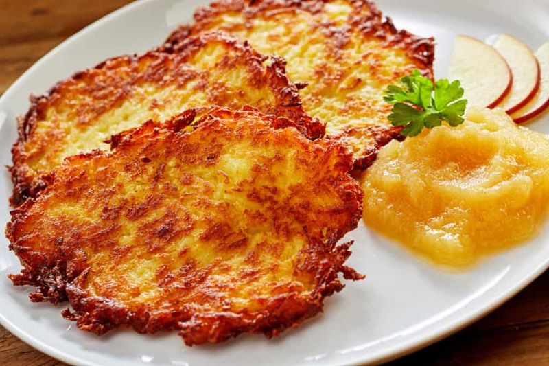 Kartoffelpuffer With Applesauce