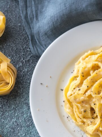 Creamy Garlic Pasta Recipe Ready In 25 Minutes (Featured Image)