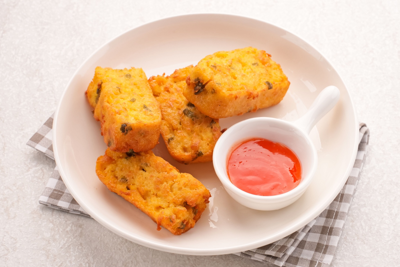 Homemade tofu nuggets served with chilli sauce