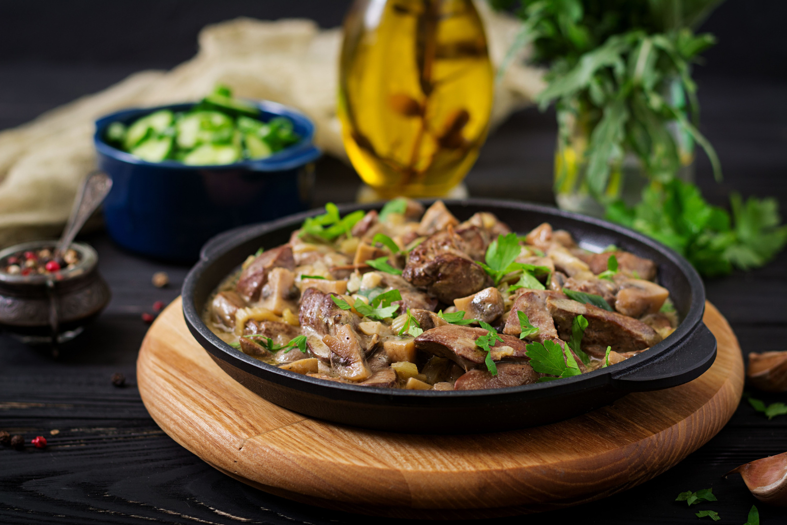 Stroganoff chicken liver with mushrooms and cream