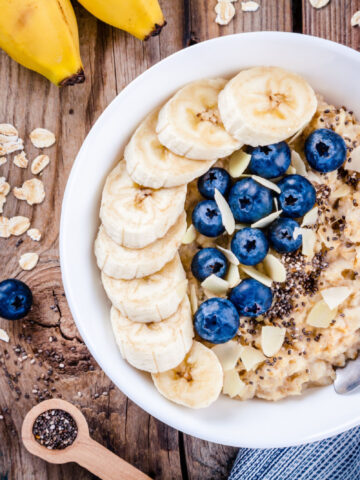 Breakfast: oatmeal with bananas, blueberries, chia seeds and almonds. Top view