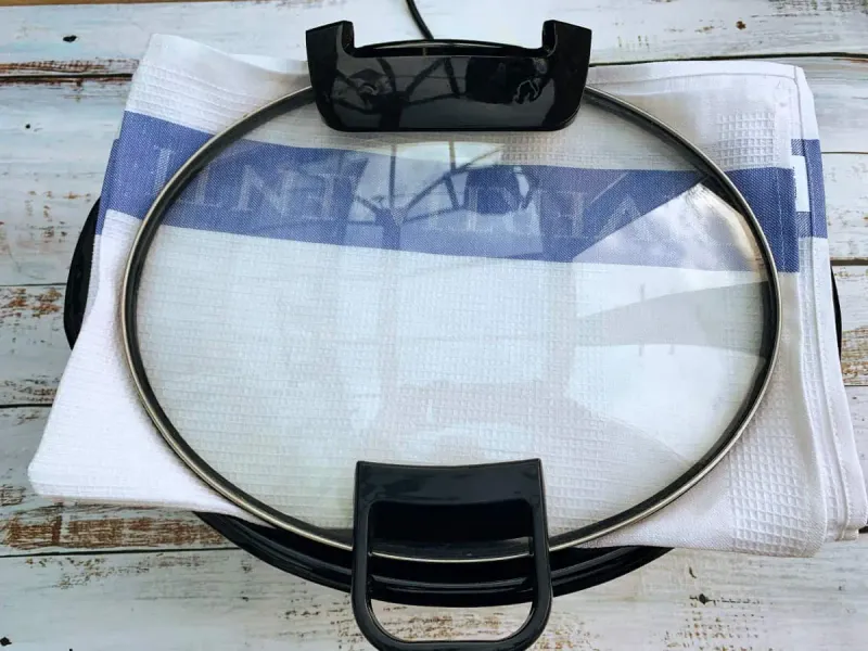Use A Tea Towel Under The Lid For Desserts