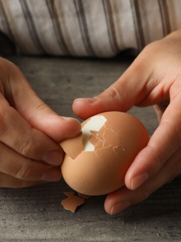 8 Common Mistakes People Make Peeling Hard-Boiled Eggs