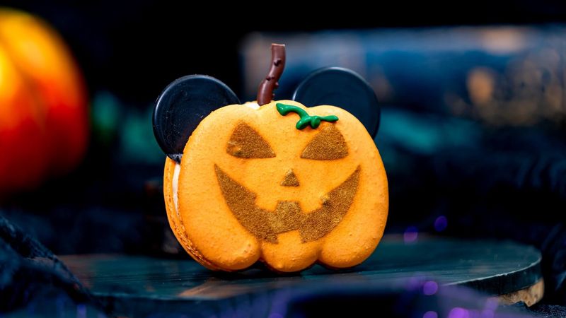 Jack-O'-Lantern Mickey Pumpkin Macaron