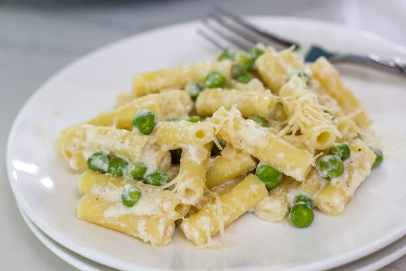 Lemon Ricotta Pasta With Peas