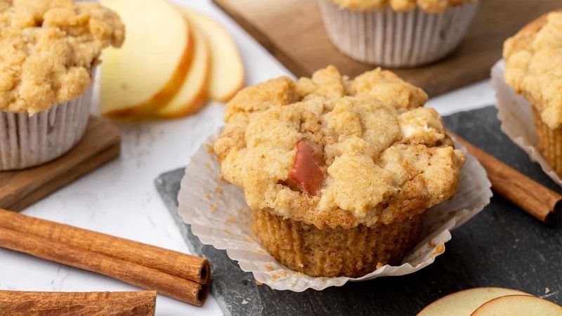 Cinnamon Apple Crumble Muffins