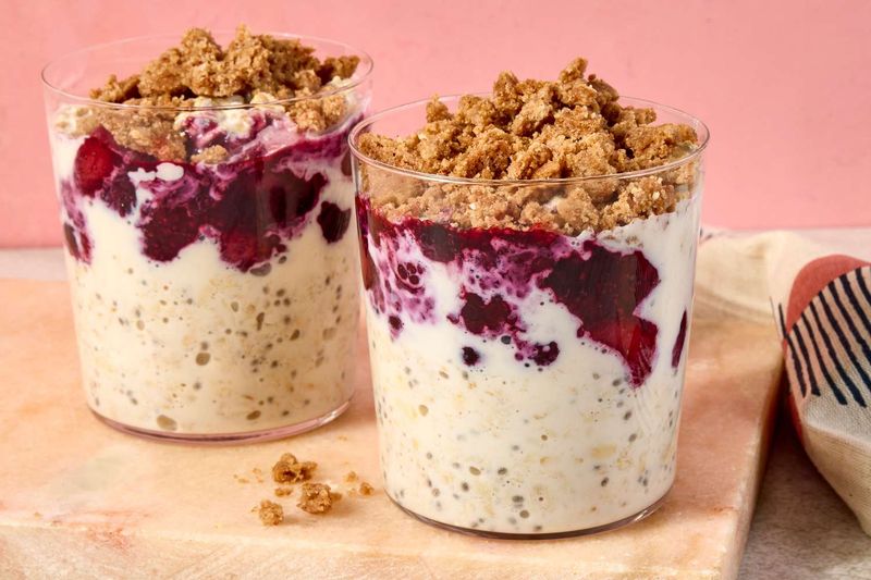 Berry Crumble Overnight Oats