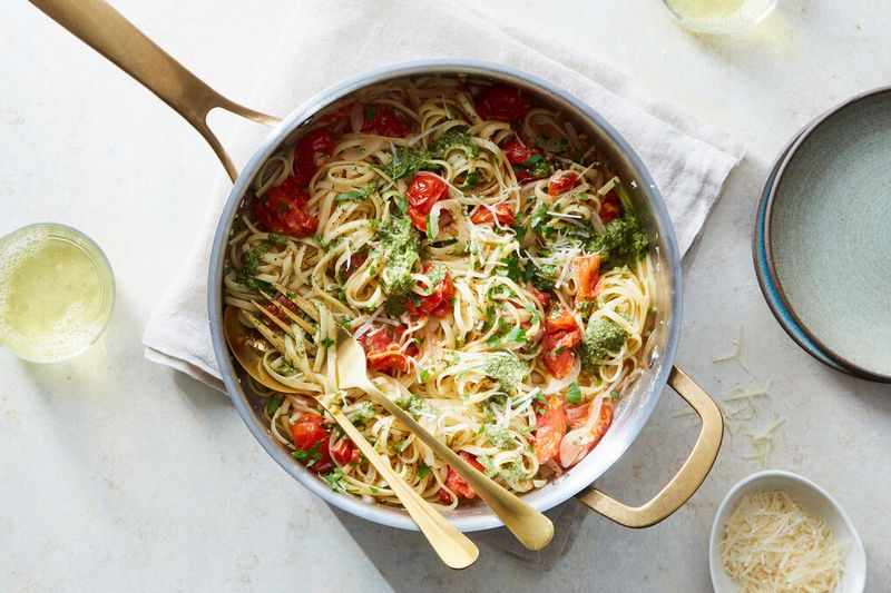One-Pan Pesto Pasta With Cherry Tomatoes