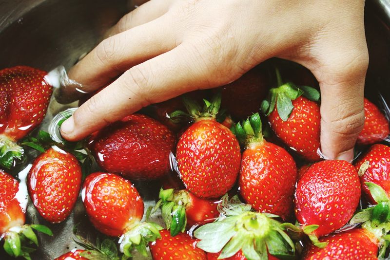Berries - Rinse In Vinegar Solution First