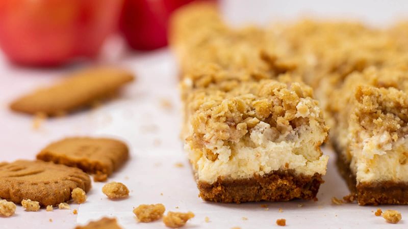 Apple Crumble Cheesecake Bars