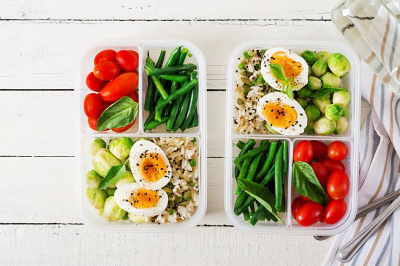 Hard-Boiled Eggs With Avocado And Spinach Salad