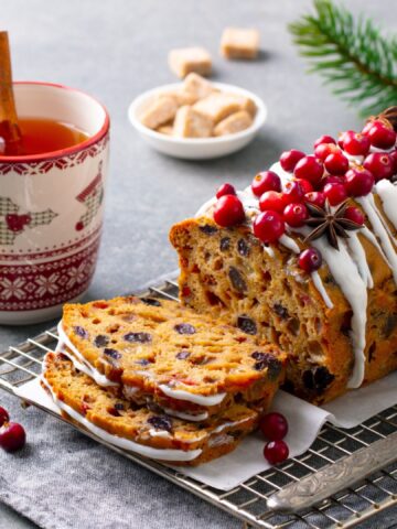 10 Christmas Cakes That Bring A Taste Of The Holiday Spirit