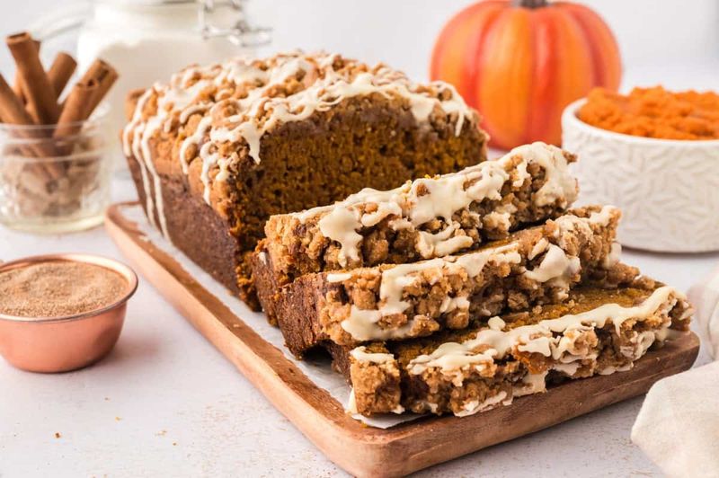 Pumpkin Bread With Cinnamon Streusel Topping