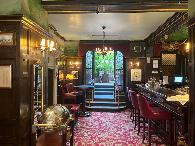 Atmosphere: Old School Glamour In Covent Garden
