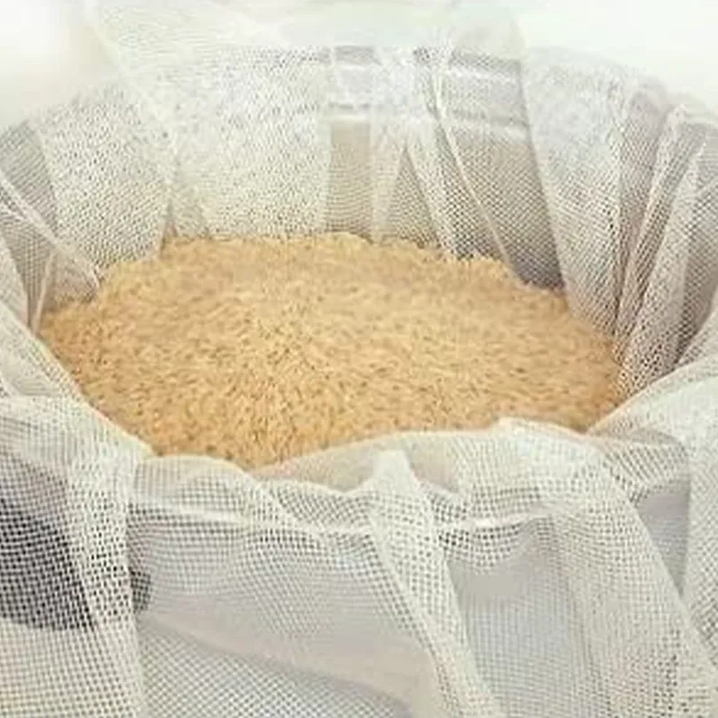 Putting Rice In A Mesh Bag To Wash Without Losing Grains