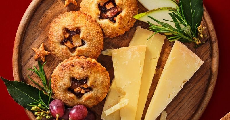 Cheese With Mince Pies