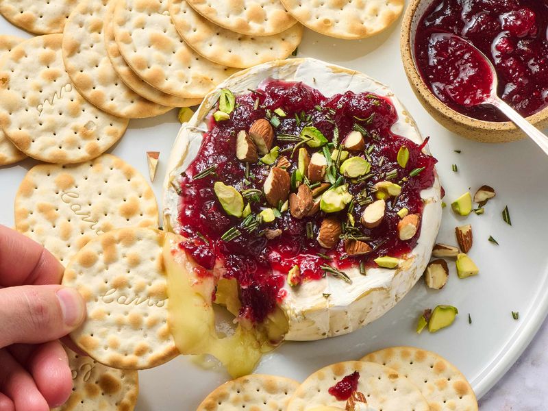 Baked Brie With Cranberry Sauce And Crackers