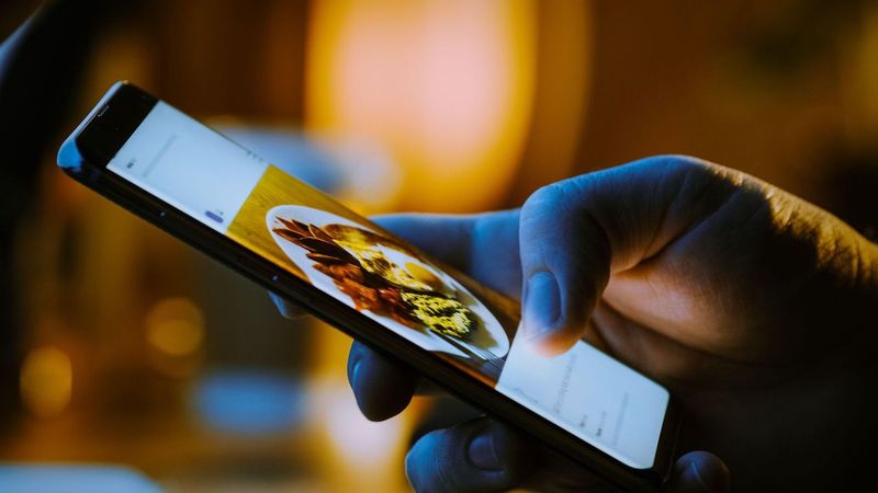 How Social Media Shapes What We Eat