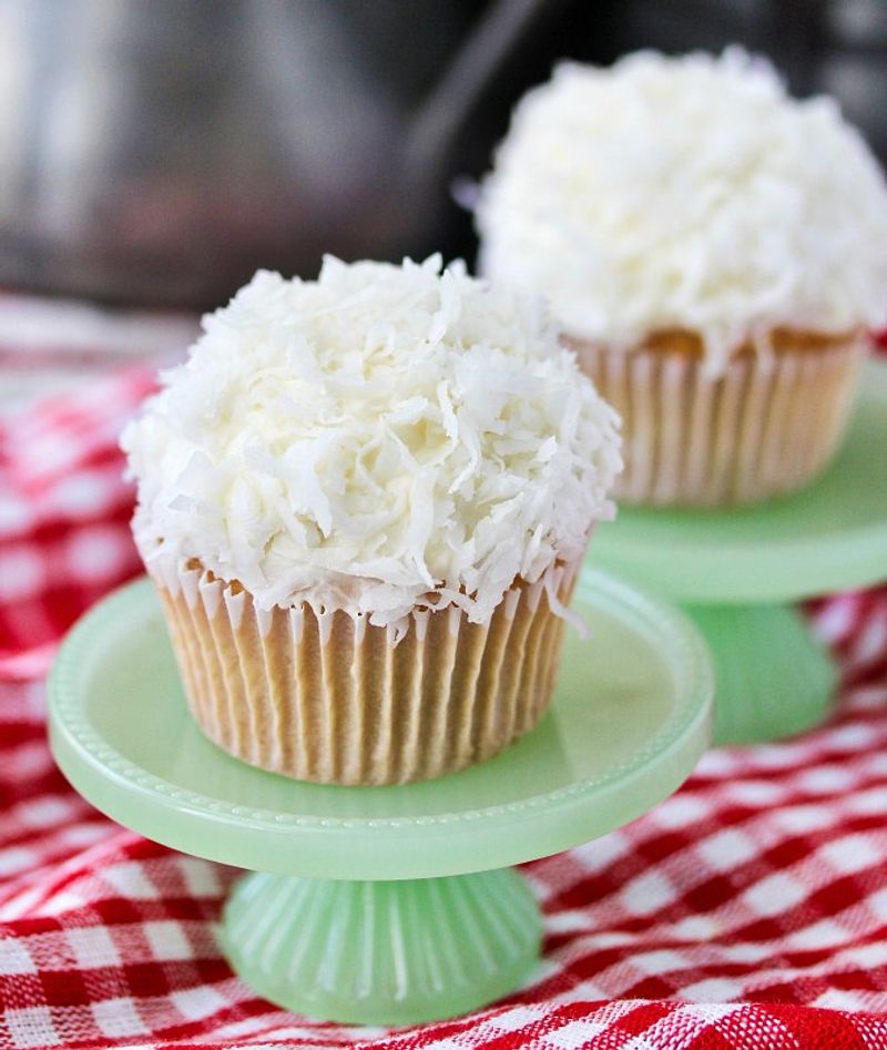 Winter Wonderland Cupcakes With Coconut Snow