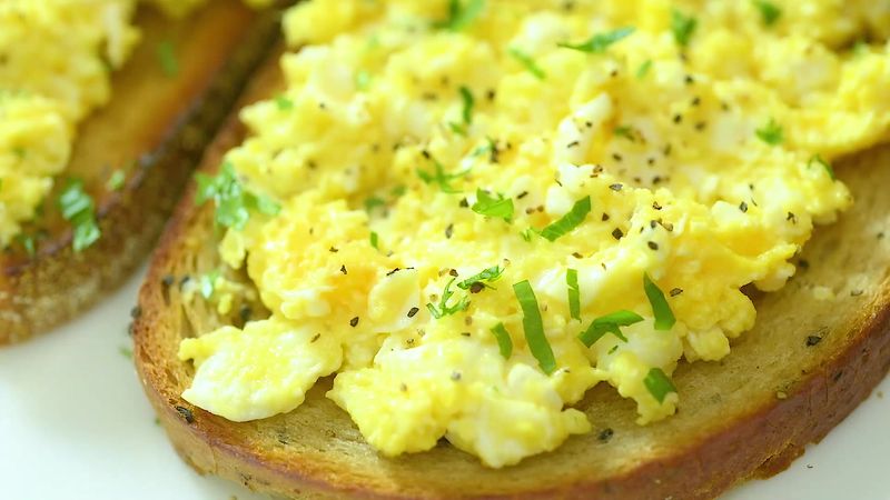 Soft Scrambled Eggs With Toast
