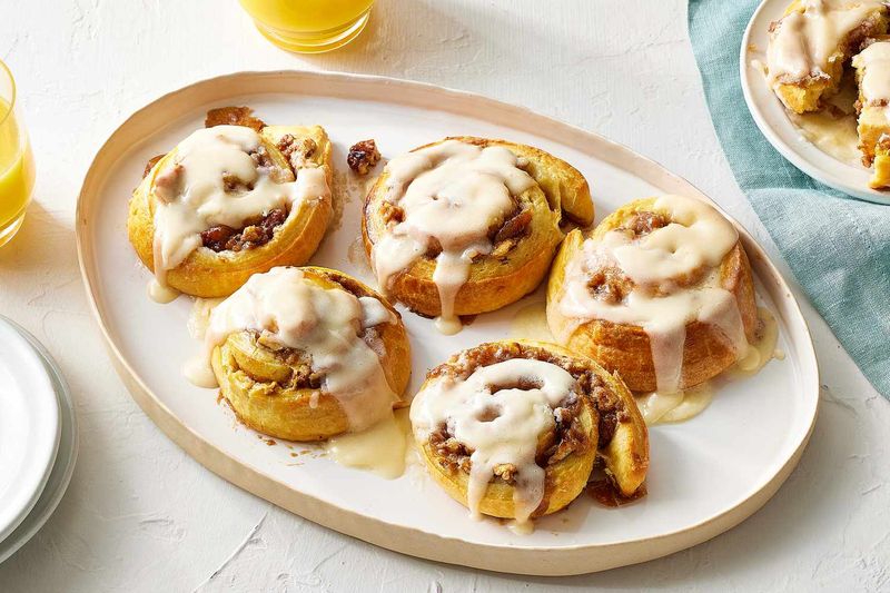 Classic Cinnamon Rolls With Vanilla Glaze