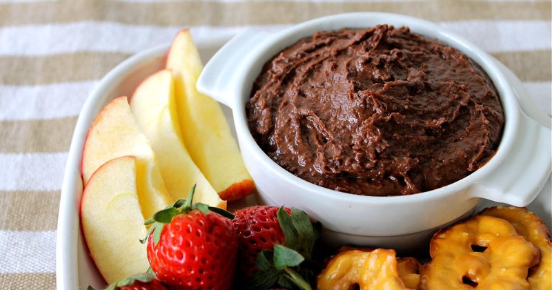 Apple Slices With Chocolate Hummus