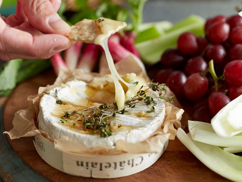 Baked Camembert With Garlic And Honey