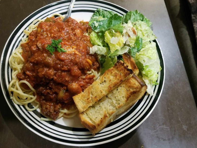 Spaghetti Bolognese With Garlic Bread