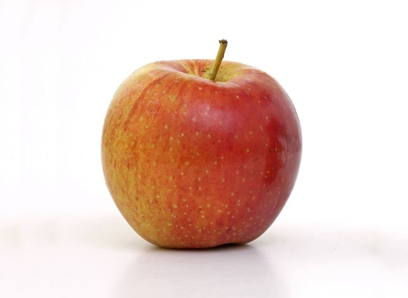 Apple – Around 140g