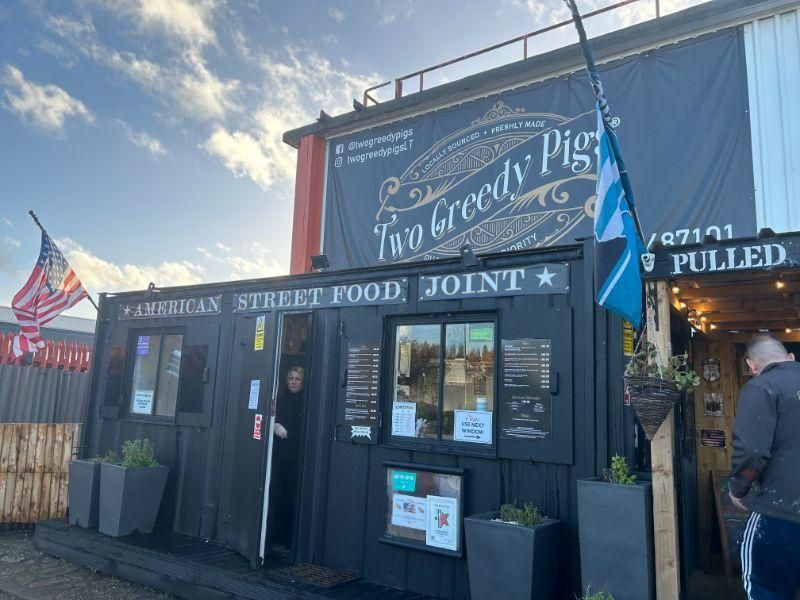 Two Greedy Pigs (Harlow)