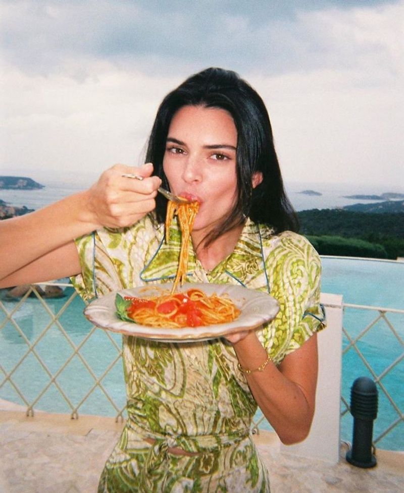 Kendall Jenner And Her Relaxed, Balanced Eating Style
