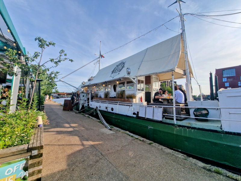 Who This Floating Restaurant Experience Suits Best