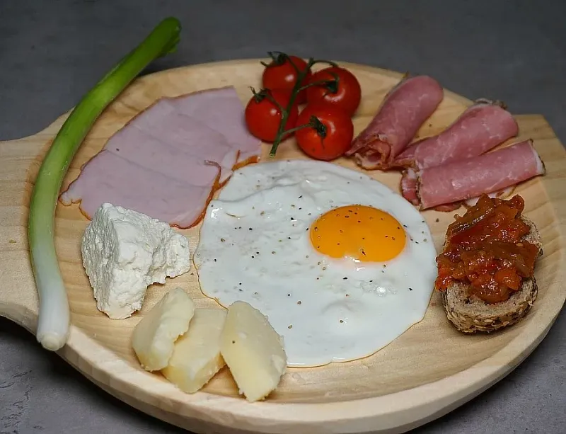 Romania – Bread With Cheese Or Eggs
