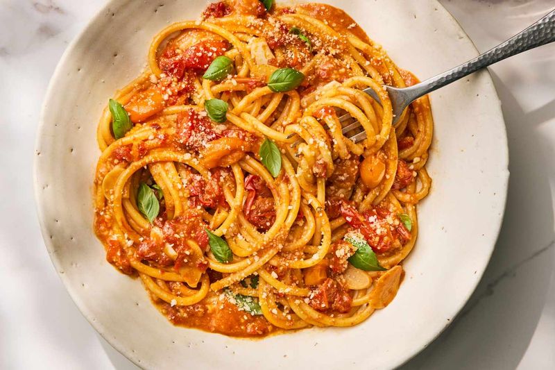 Simple Tomato Basil Pasta With Olive Oil