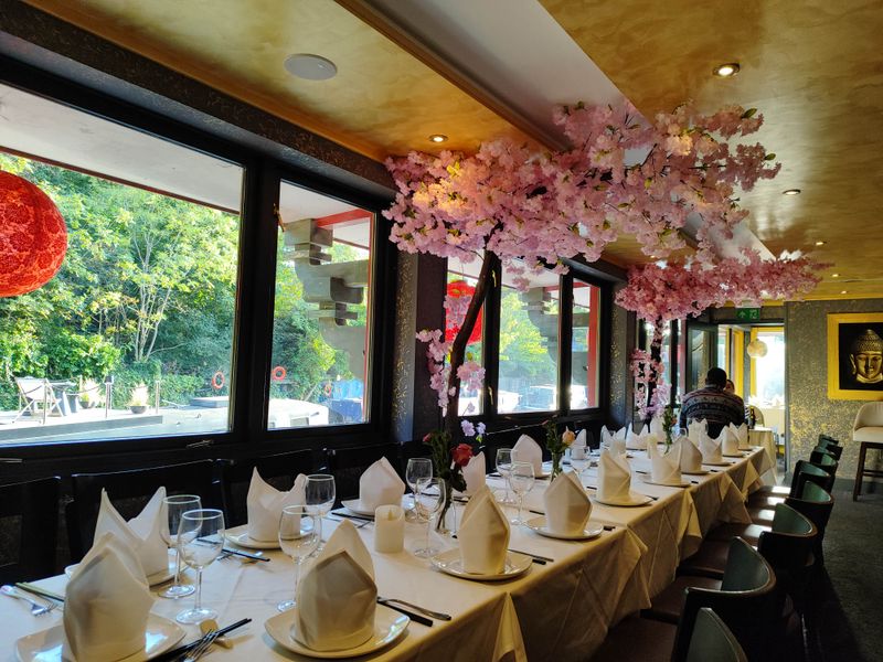 How The Dining Room Design Embraces Its Waterside Setting