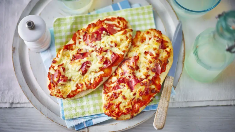 Pitta Bread Pizza With Veg Toppings