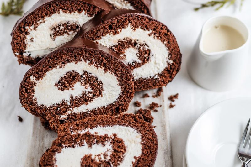 Chocolate And Vanilla Swiss Roll