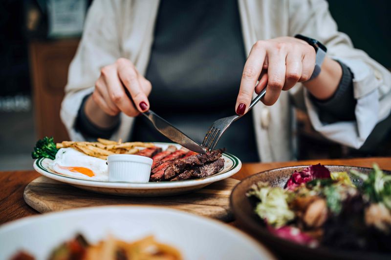 Quiet And Unhurried Dining Style