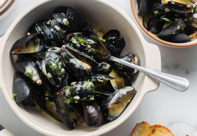 Mussels In Garlic And Herb Sauce