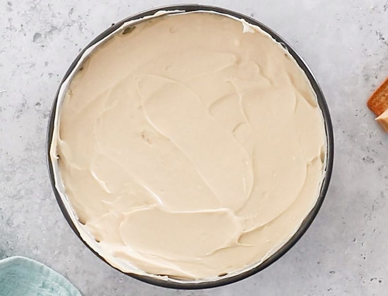 Spread Filling Over The Chilled Base