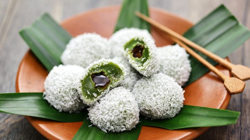 Onde-Onde (Malaysian Pandan Rice Balls)