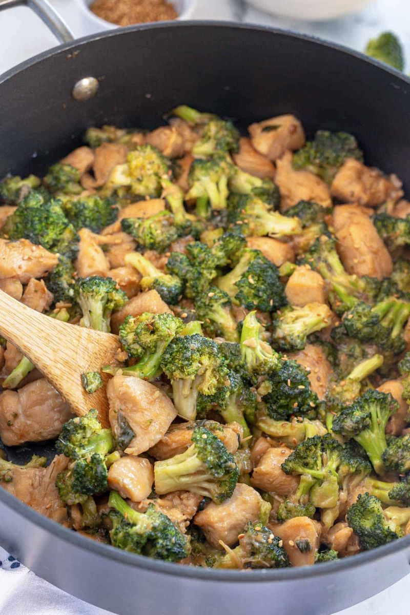 Chicken Stir-Fry with Broccoli and Brown Rice