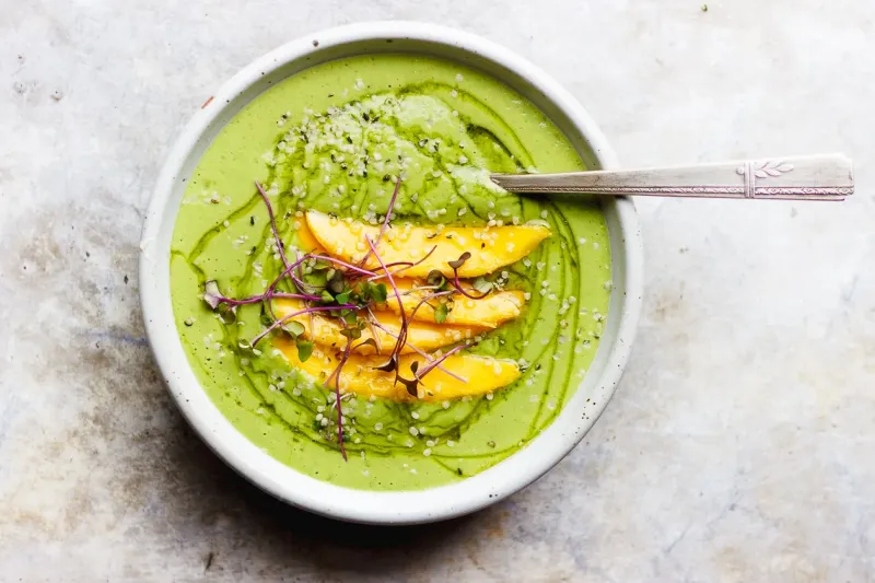 Green Smoothie Bowl with Spinach and Mango