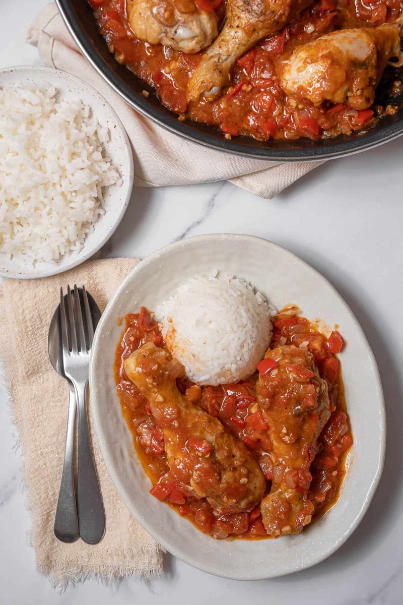 Pollo con Tomate (Chicken with Tomato Sauce)
