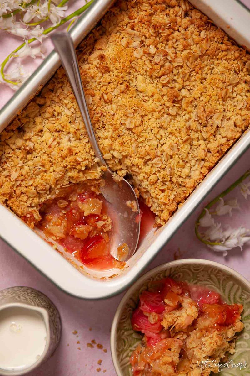 Rhubarb Crumble with Oat Topping