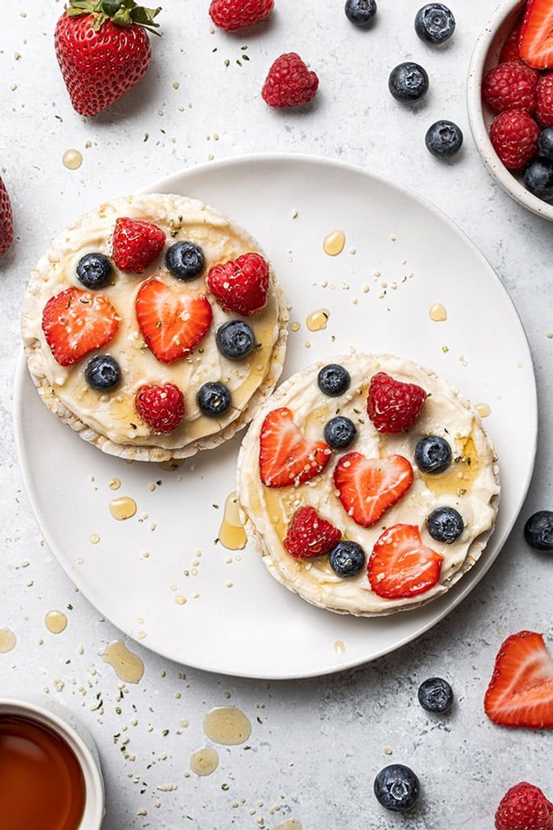 Rice Cakes with Cream Cheese and Strawberries