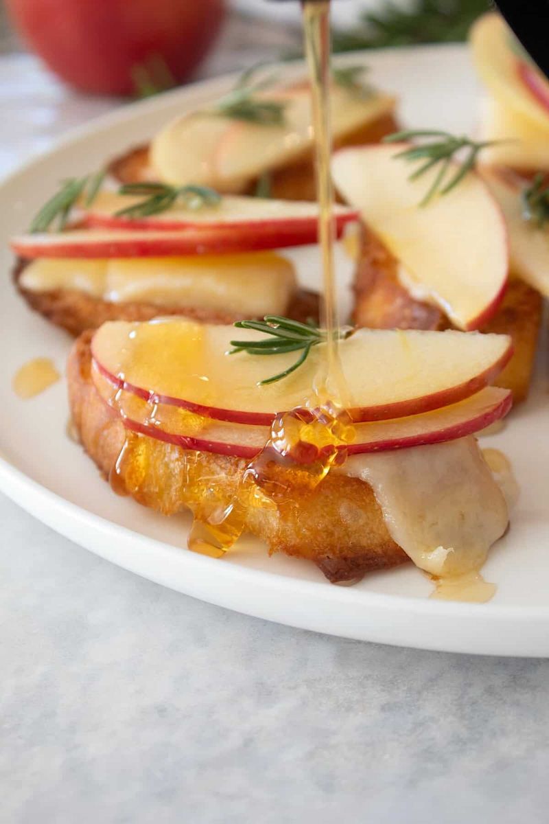 Apple Slices with Cheddar Cheese and Honey