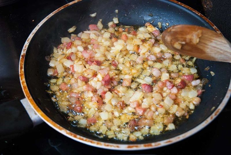 Hähnchen mit Speck und Zwiebeln (Chicken with Bacon and Onions)